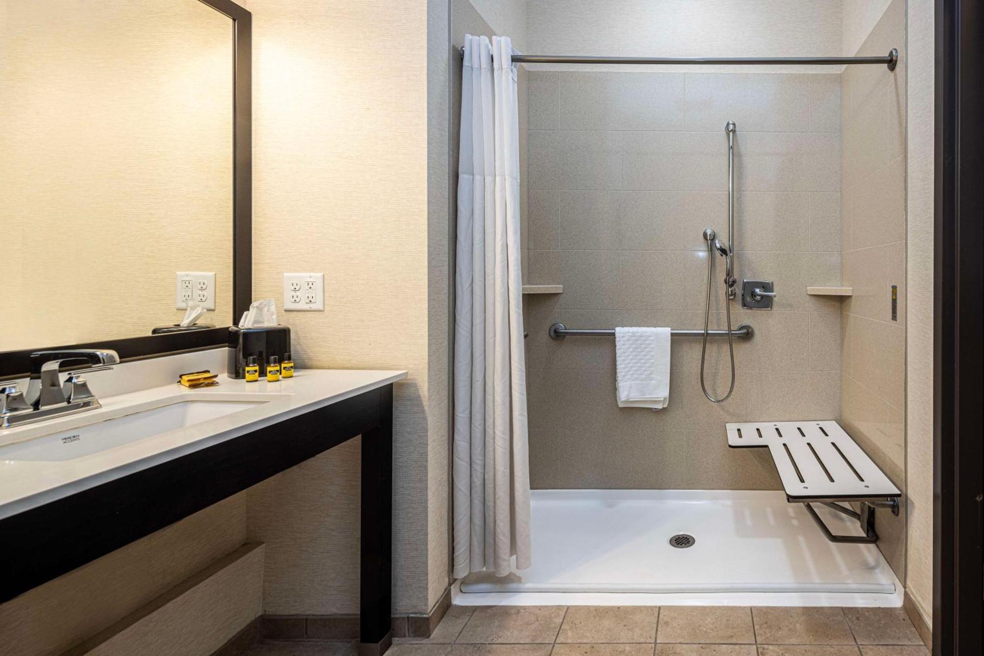 Best Western Plus Franciscan Square Inn & Suites Steubenville Exteriör bild